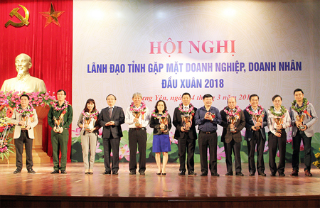 Tập đoàn Hòa Phát vinh dự nhận Bằng khen và Cup Phố Hiến do UBND tỉnh Hưng Yên trao tặng